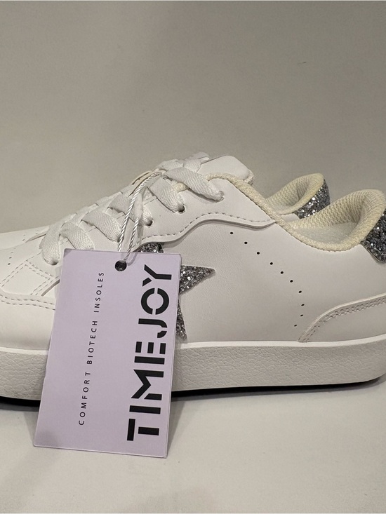Timejoy Shoes - TIMEJOY White Sneakers with Silver Glitter Star Size 6 NWT